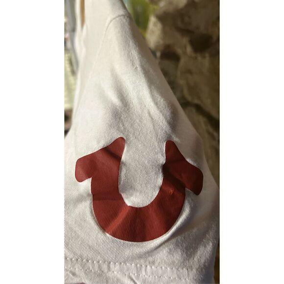 True Religion Large White V Neck T-Shirt Rust Print - Picture 4 of 6